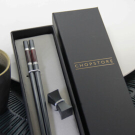 Iburi Dark Red chopsticks in cadeauverpakking (1 setje chopsticks + 1 rest)