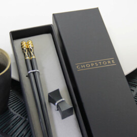 Kurogane chopsticks in cadeauverpakking (1 setje chopsticks + 1 rest)